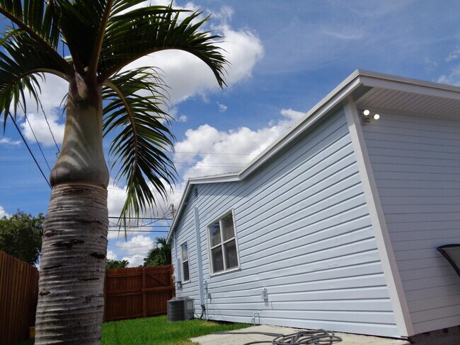 Building Photo - 3601 Lakewood Rd