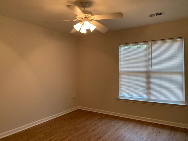 Building Photo - 3 bed 3 bath Townhome -1/2 OFF FIRST FULL ...