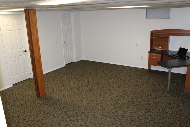 Building Photo - 15404 E 2nd St S