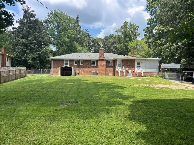 Building Photo - 3 Bed/3 Bath