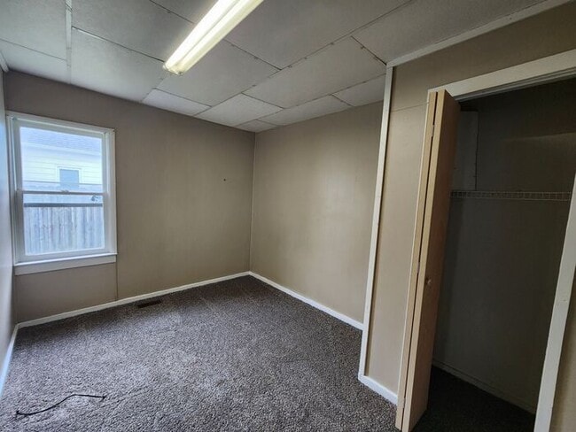 Building Photo - 2 Bedroom House in Clinton, In
