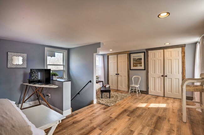 Building Photo - 240 Farmhouse Ln