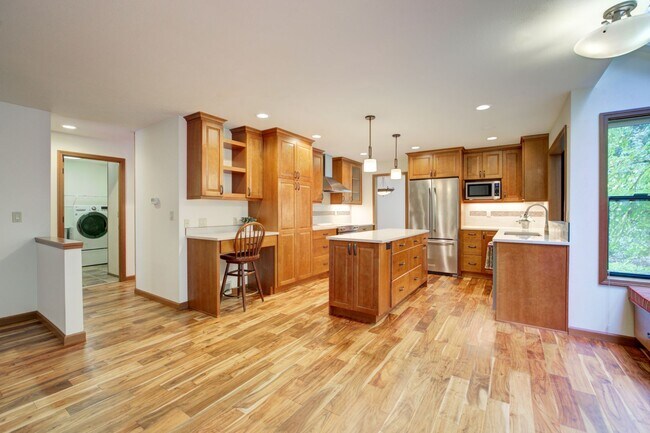 Building Photo - 5bd/3.5ba Bellevue Home