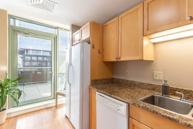 Building Photo - Modern Rental Unit in Prime West End / North Station Location