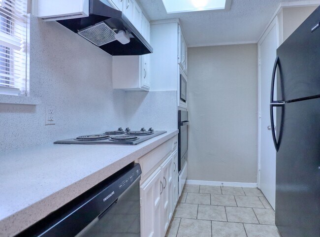 Building Photo - 413 Lakeway Dr