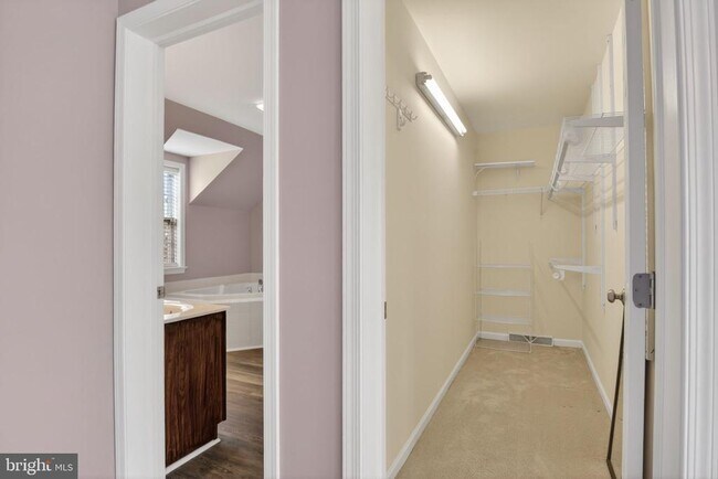 Building Photo - 10 Nelson Rd