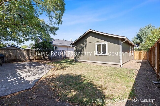 Building Photo - Updated Woodlawn Ranch with a Private Yard