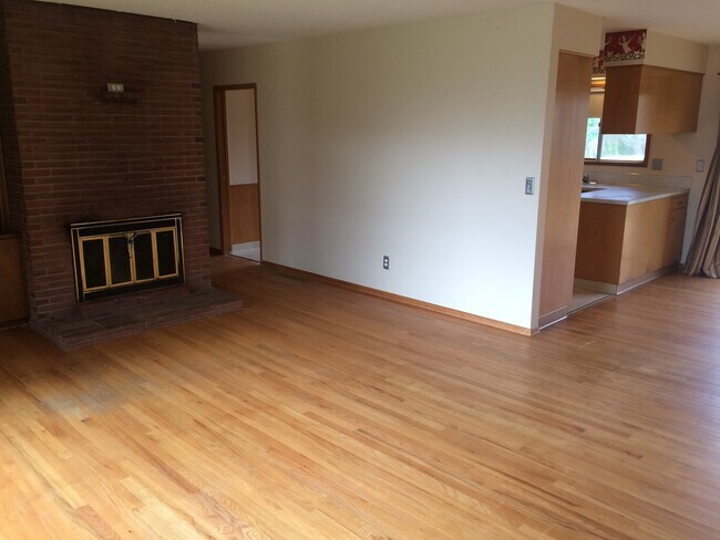 Building Photo - Large Lot With Tons of Privacy