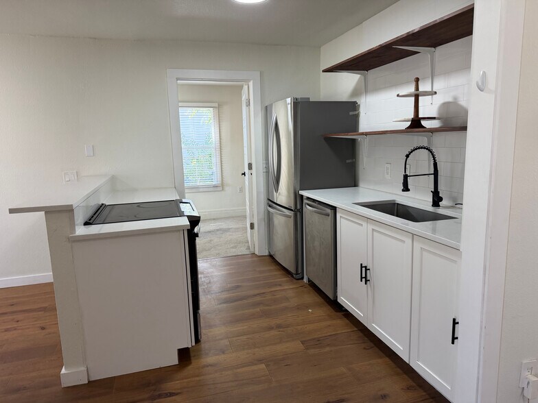 Building Photo - Room in House on Rockridge Dr