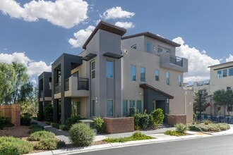 Building Photo - Luxury Summerlin townhome in resort style gated community