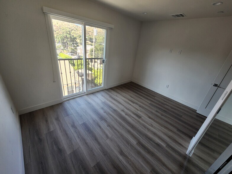 Building Photo - 10146 Fernglen Ave