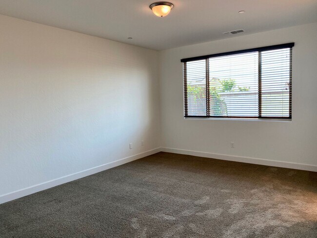 Building Photo - $2,650 Leonard & Barstow, 4 Beds - Lindsay...
