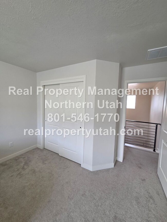 Building Photo - Stunning 4 Bedroom 2.5 Bath Home in Syracuse