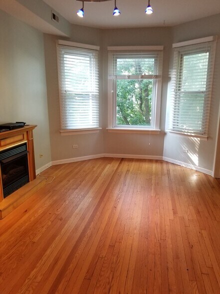 Building Photo - 1746 W Nelson St