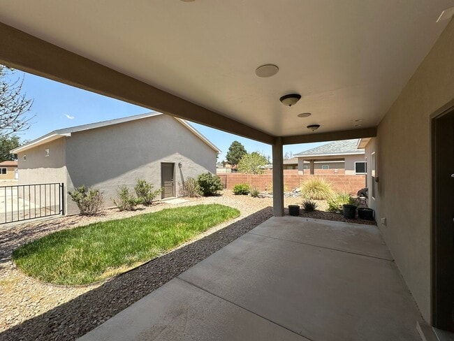 Building Photo - 4 Bed 3 Bath Home