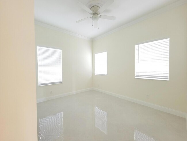 Building Photo - 4649 Lillian Ave