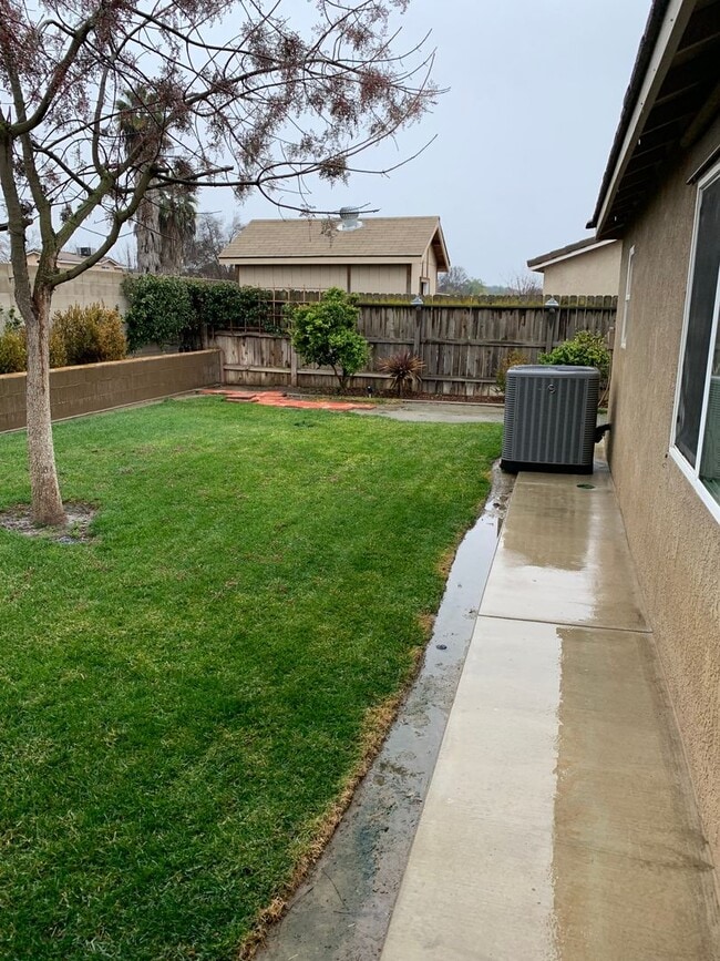 Building Photo - 3 Bedroom 2 Bath Home