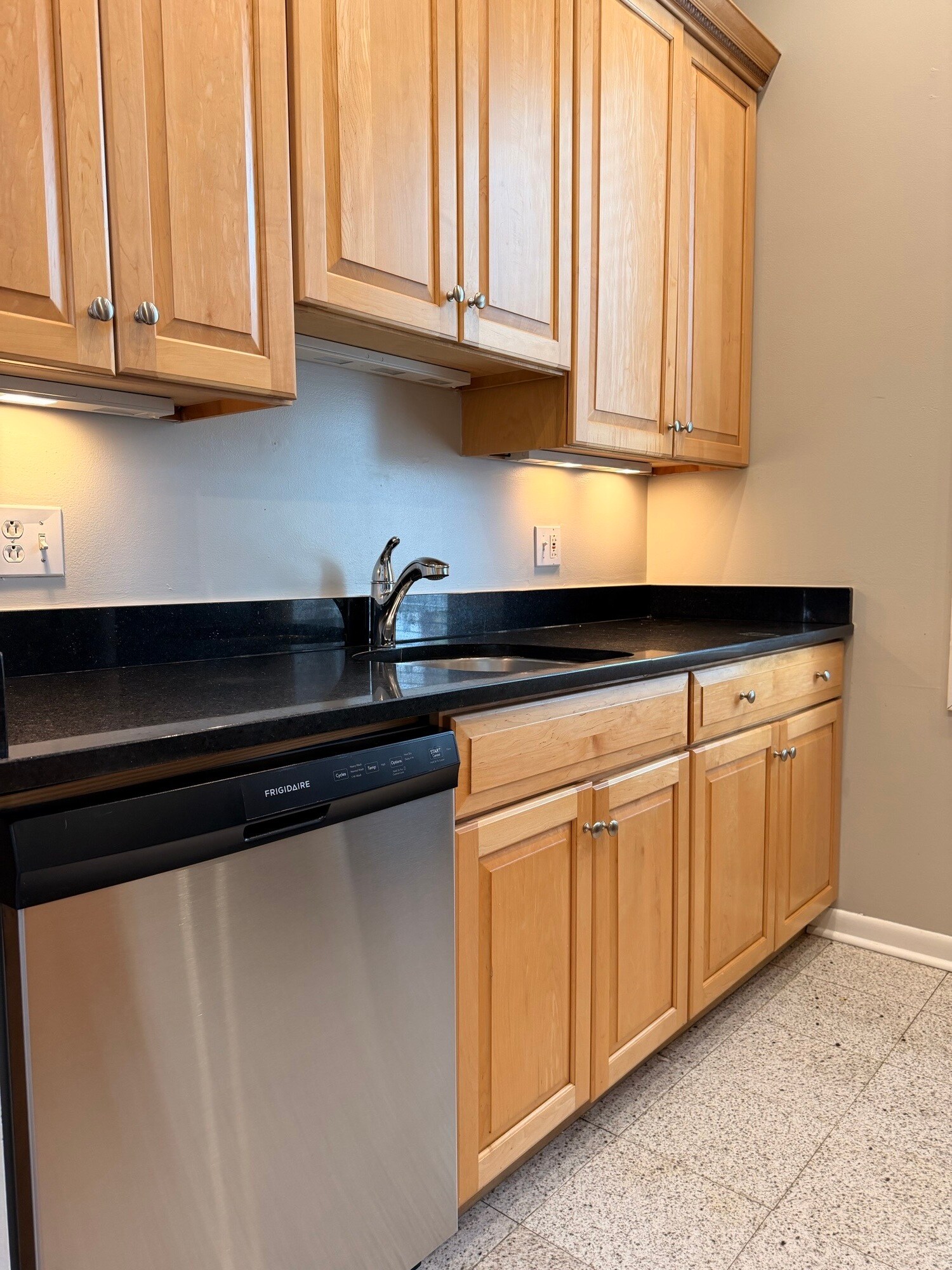 Kitchen - 5975 Alder St