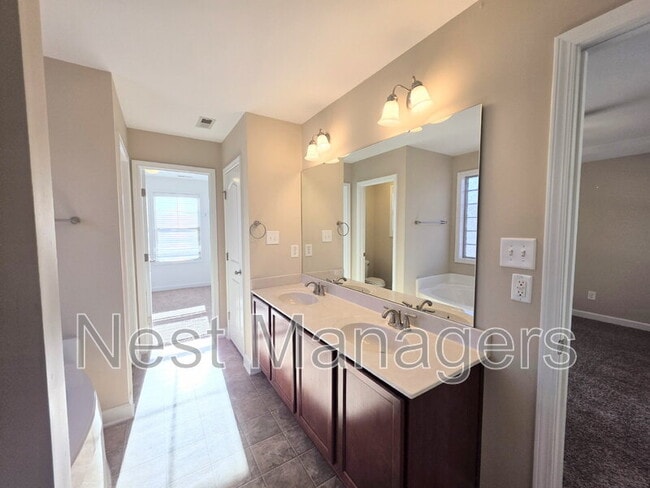 Building Photo - 389 Roanoke Dr