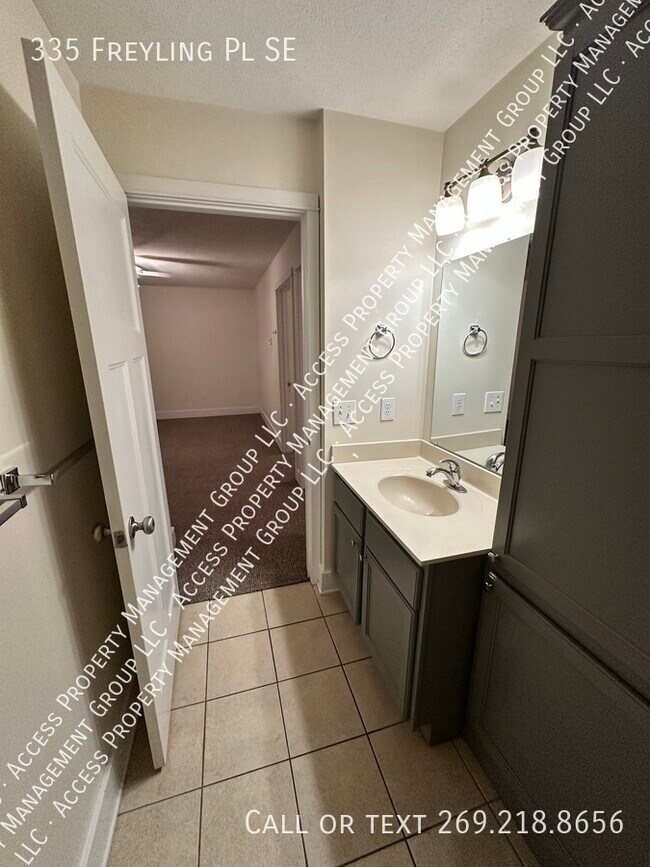 Building Photo - 335 Freyling Pl SE