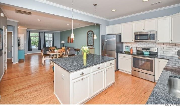 Building Photo - 8013 Rutland Village Dr