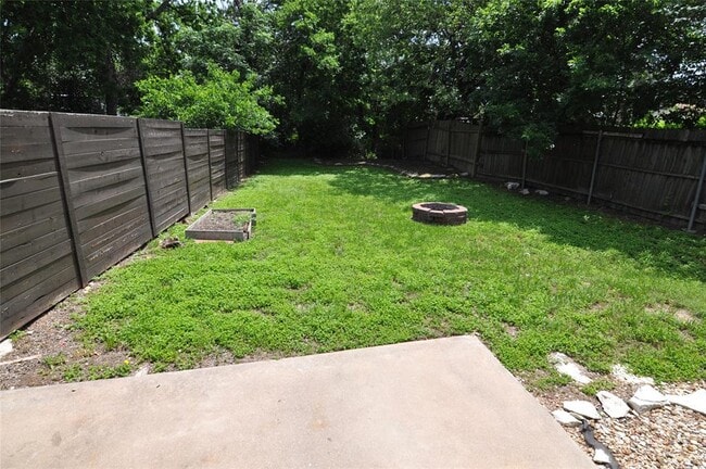 Building Photo - 11301 Oakwood Dr