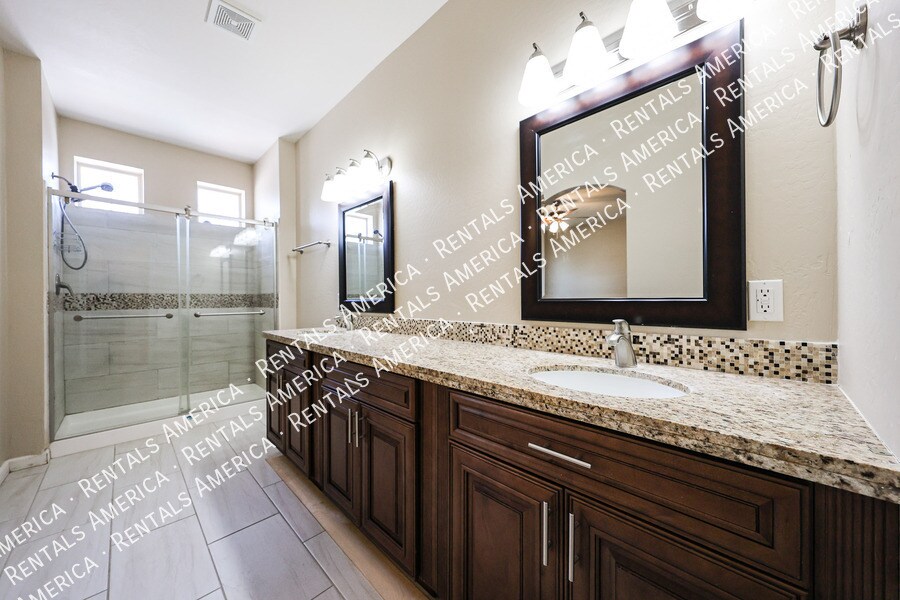 Building Photo - 1406 W Main St