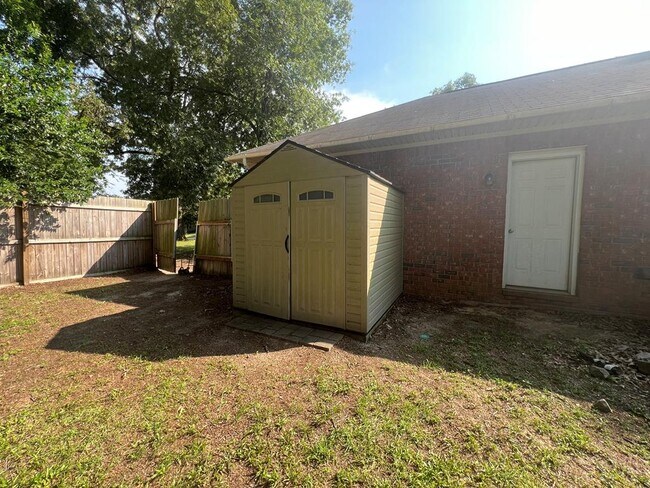 Building Photo - 3290 Valencia Dr