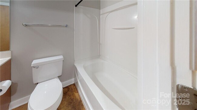 Building Photo - 626 N Graham St