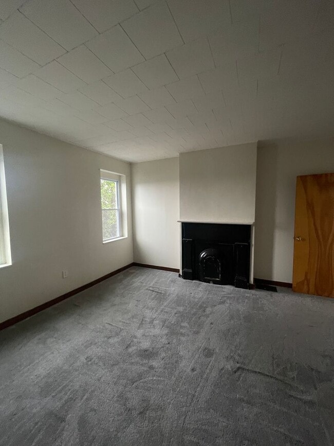 Building Photo - Available July 1st! 3 Bed 1.5 Single Famil...