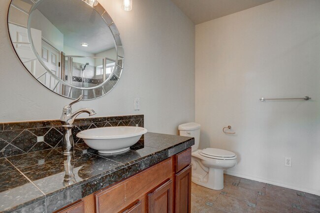 Building Photo - 2 Bedroom plus Office in Main House & Stud...