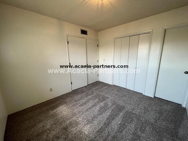 Building Photo - Eastside Townhome
