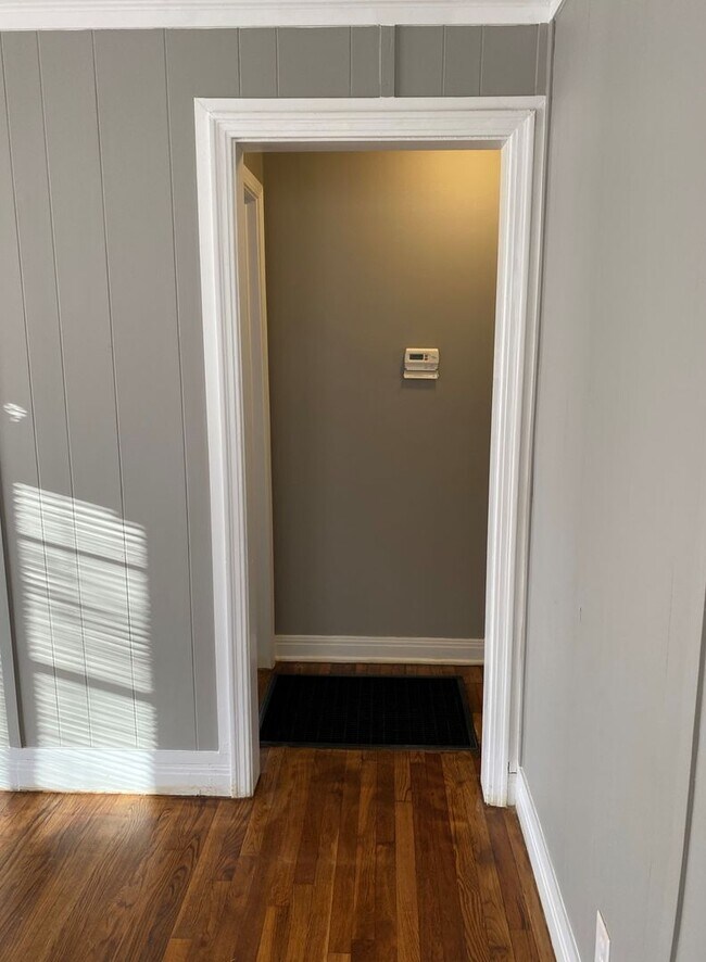 Building Photo - 2 Bed 1 Bath with Large backyard