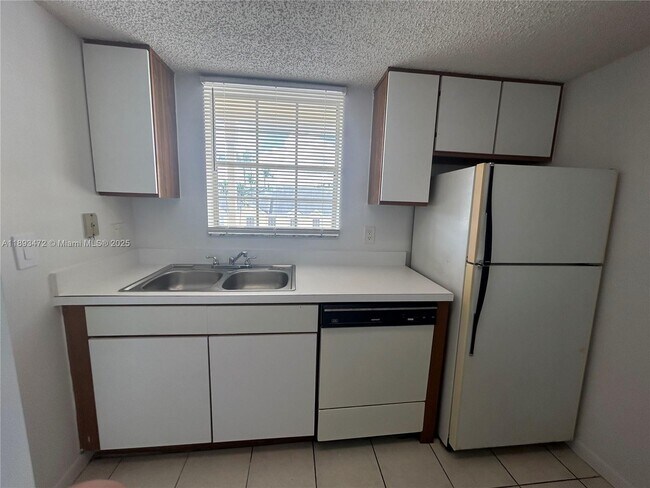 Building Photo - 6292 La Costa Dr