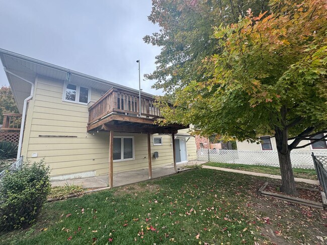 Building Photo - **DEPOSIT SPECIAL** 3 bedroom, 2 bath town...