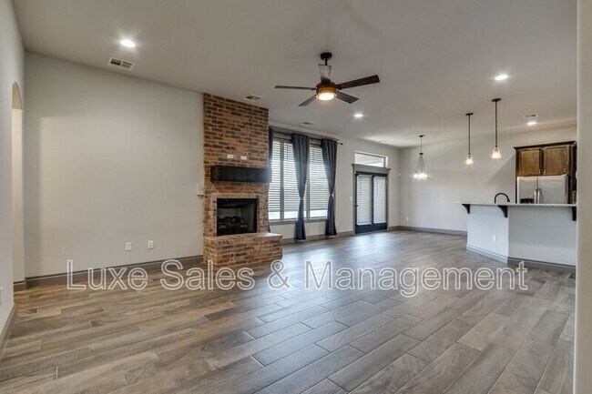 Building Photo - 6133 Oxnard St