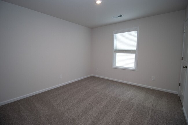 Building Photo - Spacious 4-Bedroom Home - Convenient to Fo...