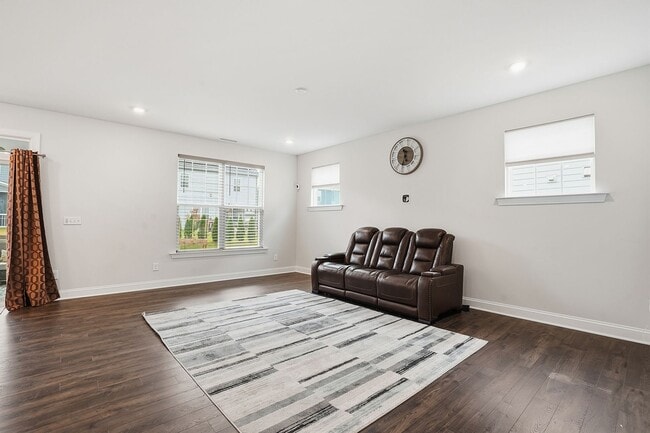 Building Photo - AVAILABLE BEAUTIFUL AND COMFORTABLE HOME