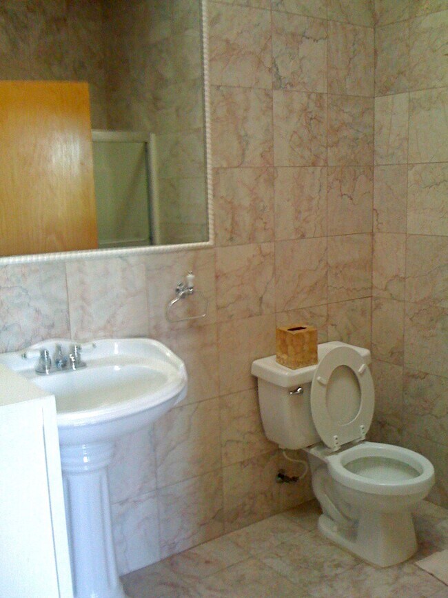 Building Photo - 2412 W 7th St