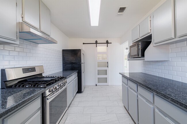 Building Photo - 2122 Maple Cir