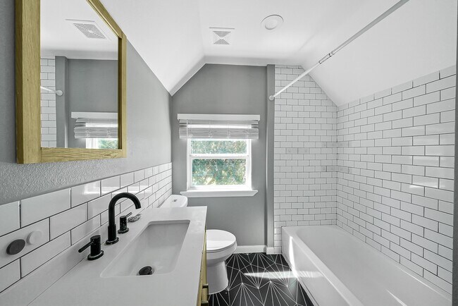 Building Photo - 7323 Farnsworth St