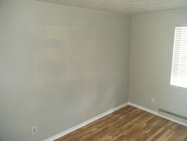 Building Photo - Very well kept 3 bedroom, 1.5 bath with One Car Garage and Nice Back Yard