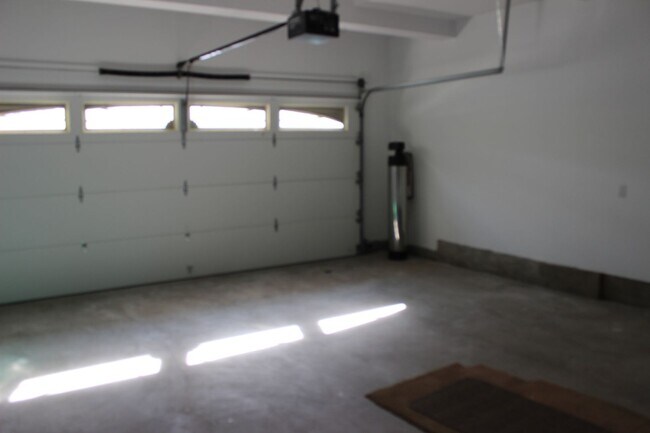 Building Photo - 39 Whispering Pine