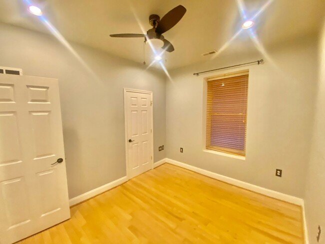 Building Photo - Mt Vernon Triangle Spacious 2 Bed 2.5 Bath...