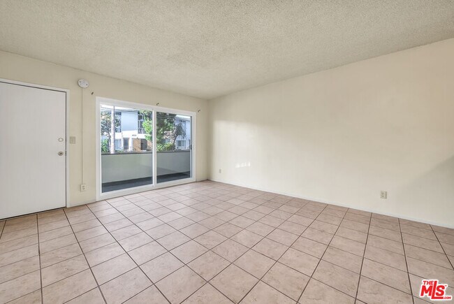 Building Photo - 4956 Romaine St