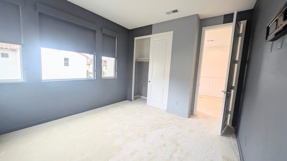 Building Photo - 450 Clubhouse Dr