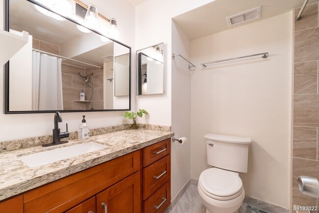 Building Photo - Upgraded 2BR 1BA 1PARKING near Waikiki & UH Manoa! Dishwasher & Washer/Dryer In Unit!