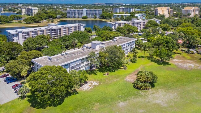 Building Photo - 2800 N Palm Aire Dr