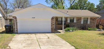 Building Photo - 1029 Mobile Cir