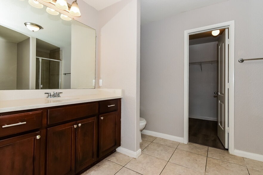 Building Photo - 1327 Chapman Dr